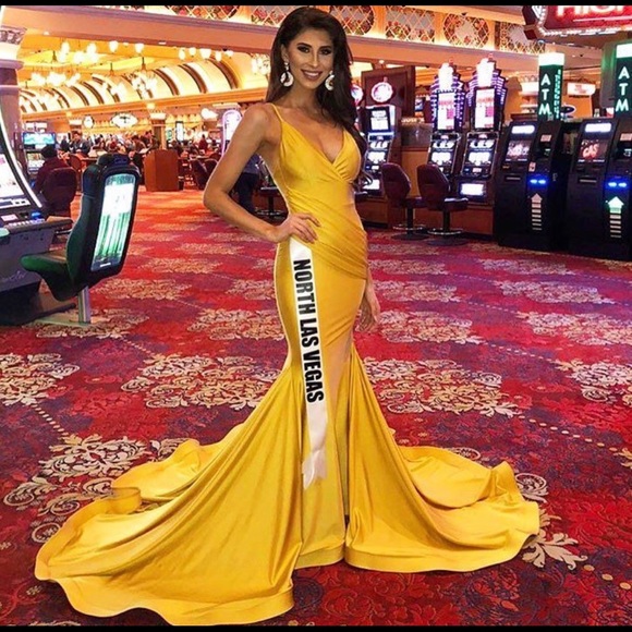 Stunning Emerald Green Evening Gown! - Picture 5 of 8